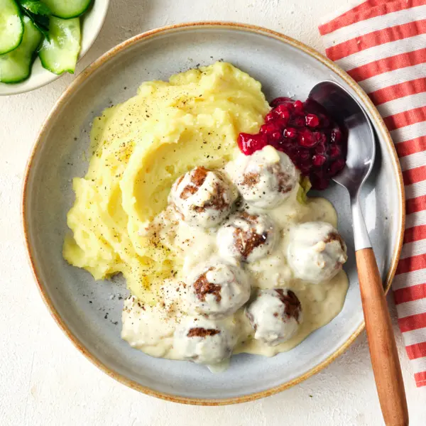 Vegane Köttbullar mit Kartoffelpüree und Gurkensalat