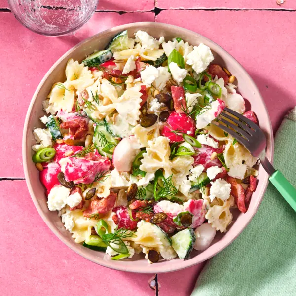 Smashed Radieschen-Nudelsalat mit Feta und Speck
