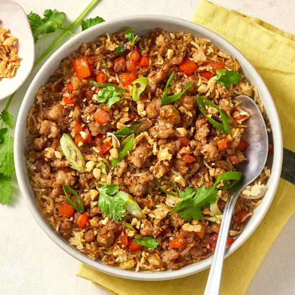 Gebratene Reispfanne mit Schweinefleisch und Gemüse