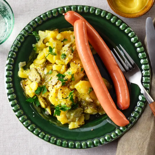 Klassischer Kartoffelsalat mit Würstchen