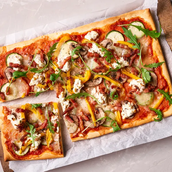 Pizza mit Champignons, Ricotta und knusprigem Speck