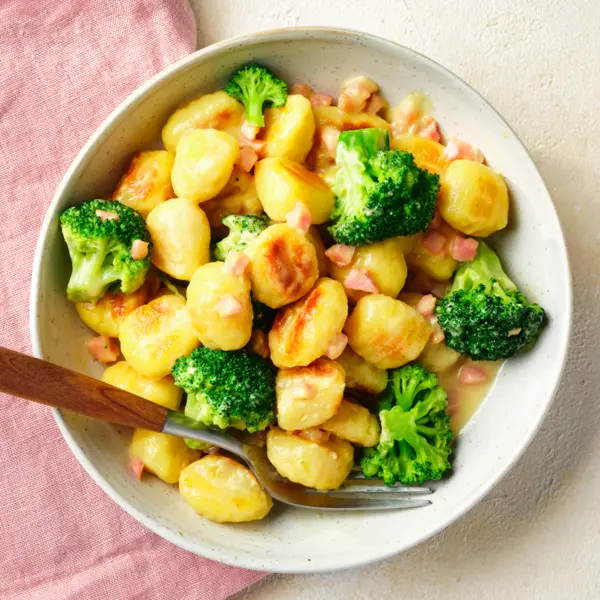 Einfache Gnocchi Hollandaise mit Broccoli und Speck