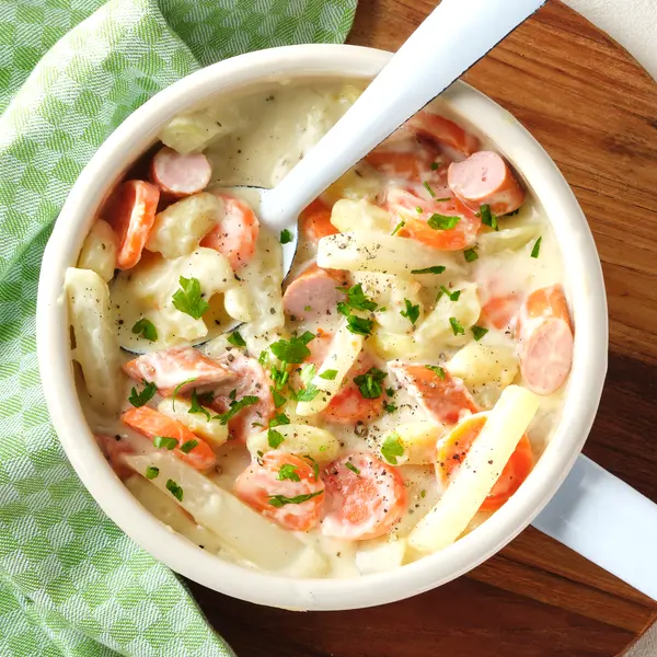 Cremiger Gnocchi-Topf mit Würstchen