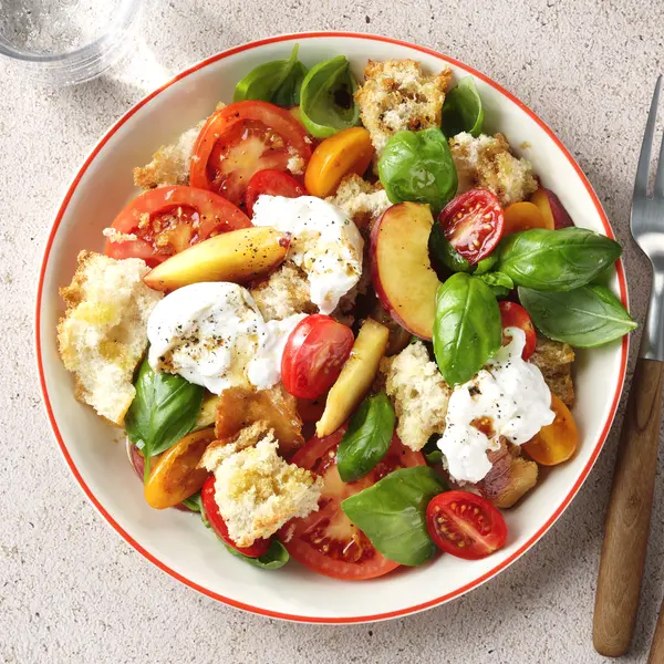 Tomaten-Pfirsich Panzanella mit Burrata