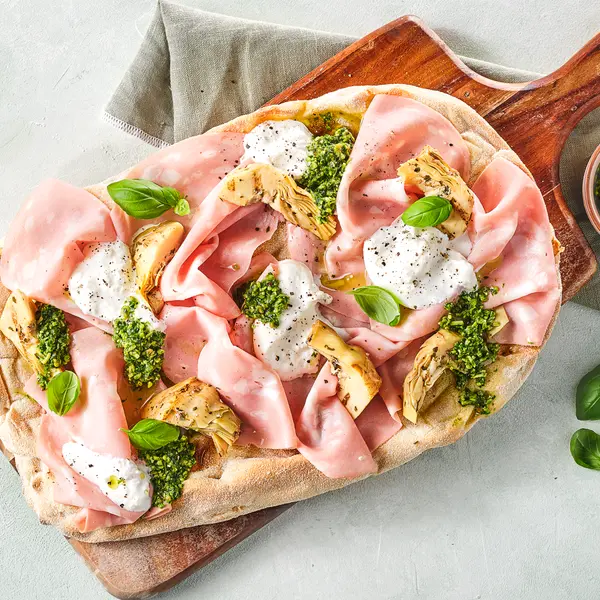 Pinsa Mortadella und Burrata