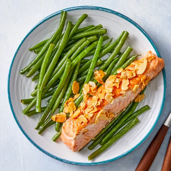 Lachsfilet mit Mandelkruste und grünen Bohnen