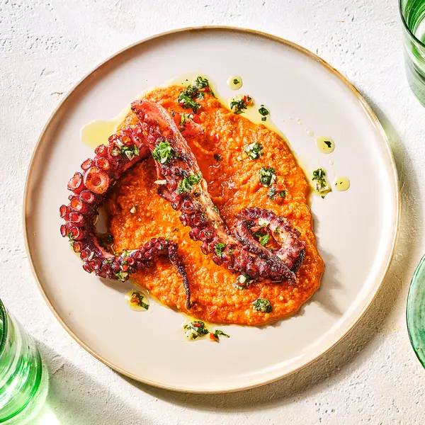 Gegrillter Pulpo auf Paprika-Bohnenpüree