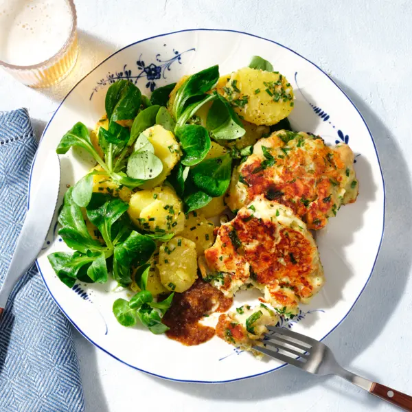 Kaspressknödel mit Kartoffel-Vogerlsalat