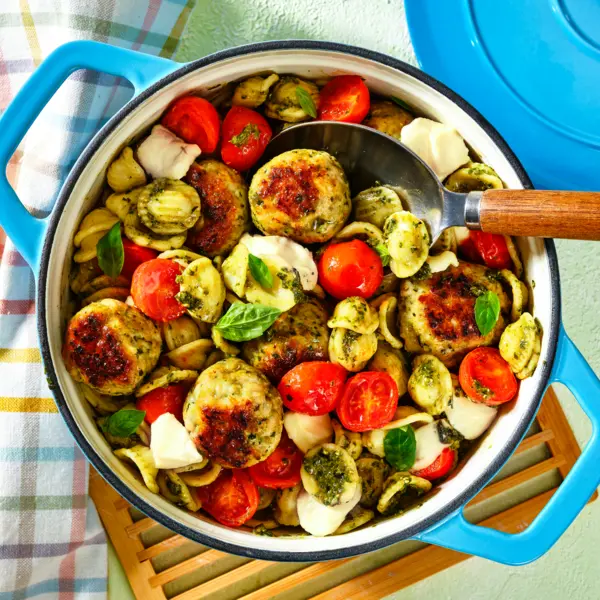 Pesto-Hackbällchen mit Pasta