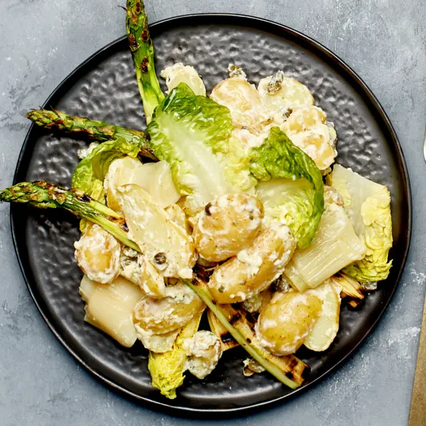Gegrillter grüner Spargel mit Lauch-Kartoffelsalat