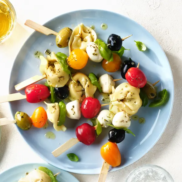 Tortelloni-Spieße mit Tomate-Mozzarella