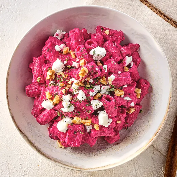 Pinke Pasta mit Ziegenkäse
