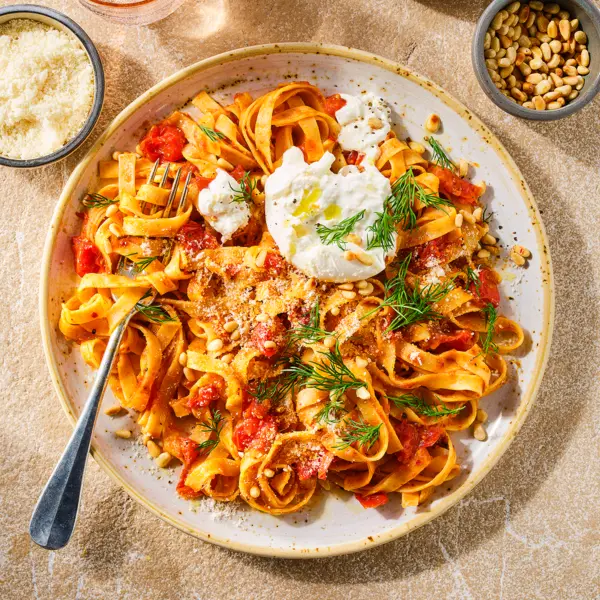 Tagliatelle in Auberginen-Tomaten-Soße mit Burrata