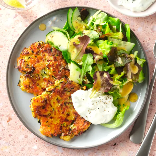 Zucchini-Cheddar-Puffer mit Salat