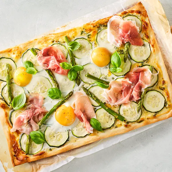 Flammkuchen mit Spargel und Spiegeleiern