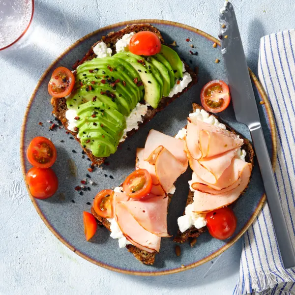 Eiweißstulle mit Hüttenkäse und Avocado