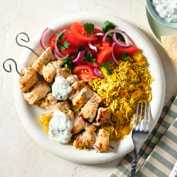 Hähnchenspieße mit Paprika-Reis und Zaziki