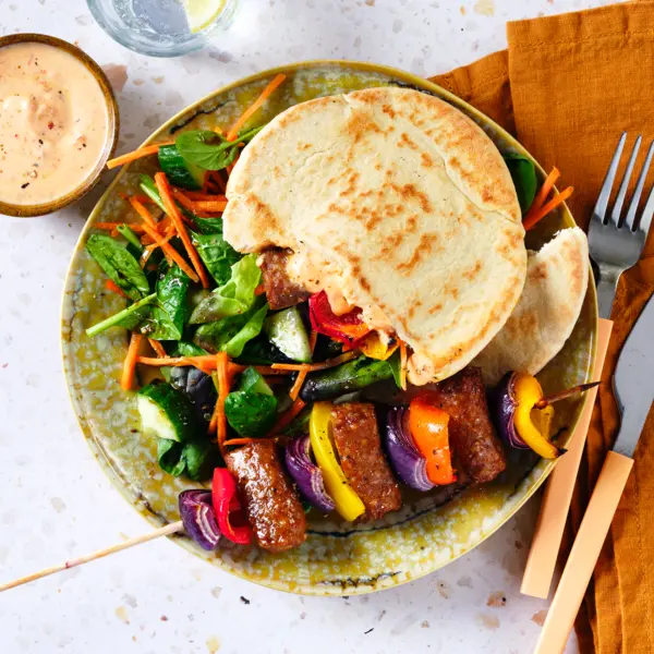 Cevapcici-Spieße mit Joghurt-Ajvar-Dip und Salat