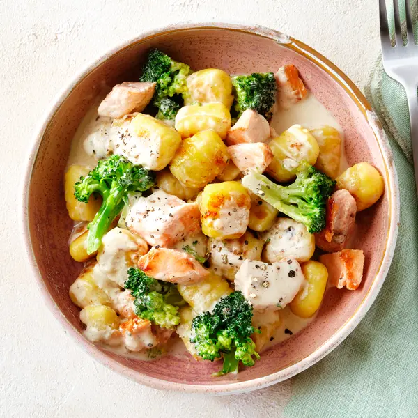 Cremige Gnocchi mit Lachs und Broccoli