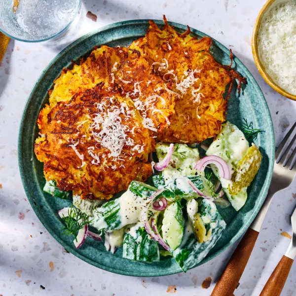 Käse-Rösti mit smashed Gurkensalat