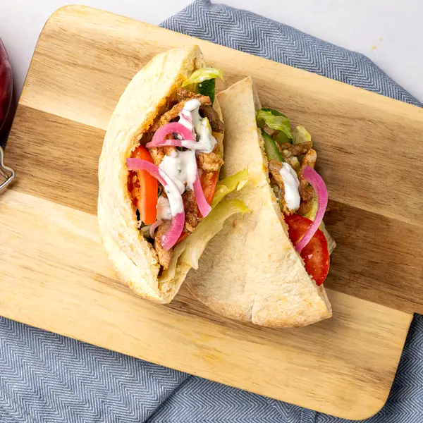 Gyros-Sandwich mit eingelegten roten Zwiebeln