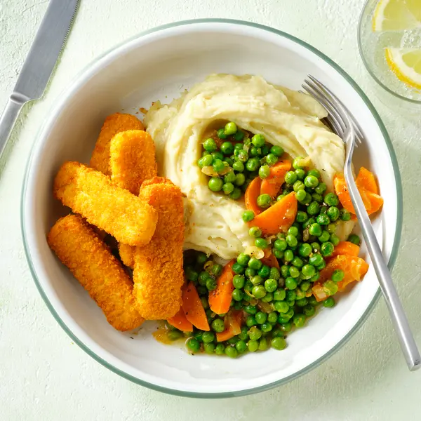 Vegane Fischstäbchen mit Erbsen-Möhren-Gemüse