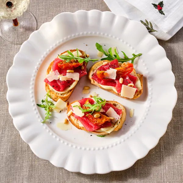 Carpaccio-Crostini mit Trüffelmayo