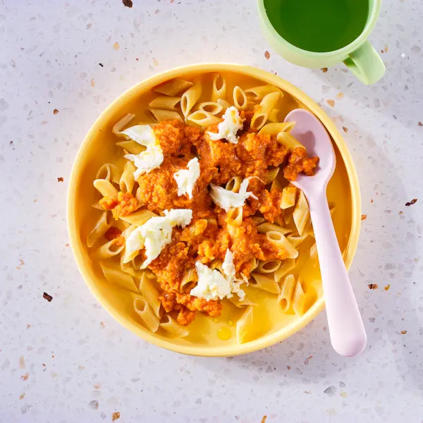 Penne in roter Soße mit Mozzarella
