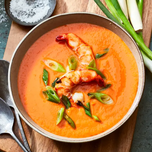 Tomaten-Kokos-Suppe mit Garnelen