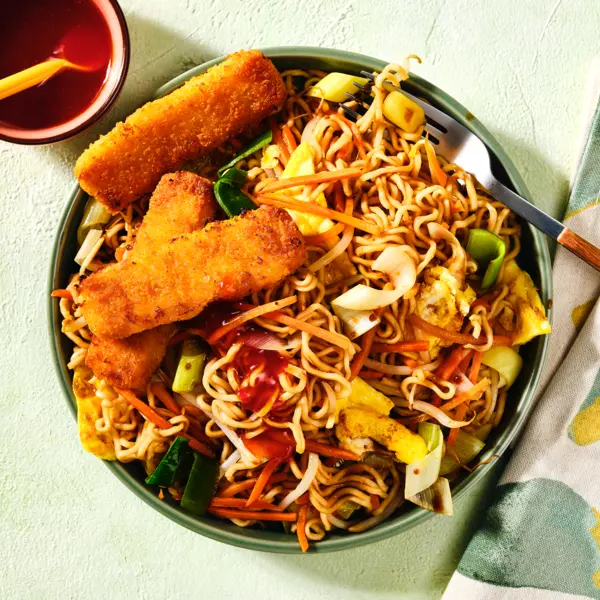 Gebratene Nudeln mit Fischstäbchen