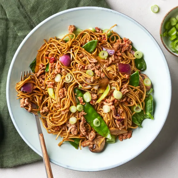 Schnelle Asia-Nudeln mit gebratenem Hack