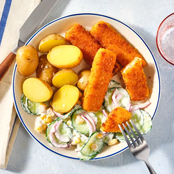 Fischstäbchen mit Drillingen und Gurkensalat