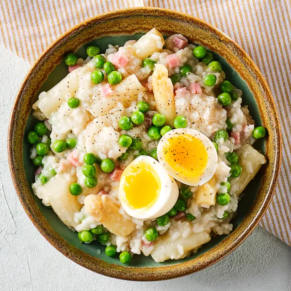 Risotto mit weißem Spargel, Erbsen und Schinken