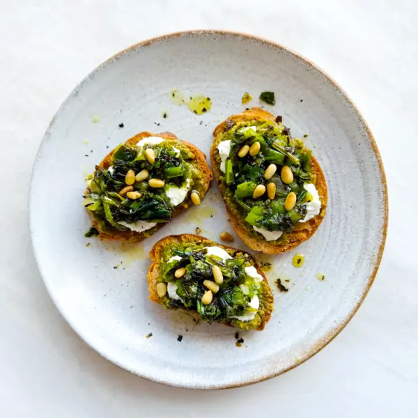 Miso Pesto-Crostini mit gegrillter Zwiebel-Salsa