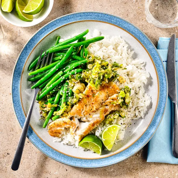 Kabeljau mit Sesam-Ingwer-Dressing, grünen Bohnen und Reis