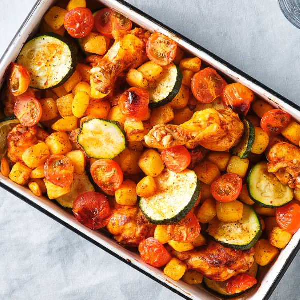 Buntes Gemüseblech mit Hähnchenkeulen und Gnocchi