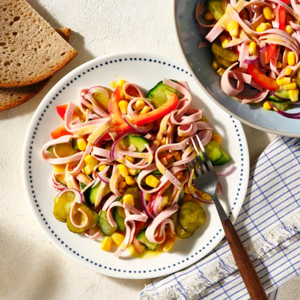 Bunter Wurstsalat mit Brot