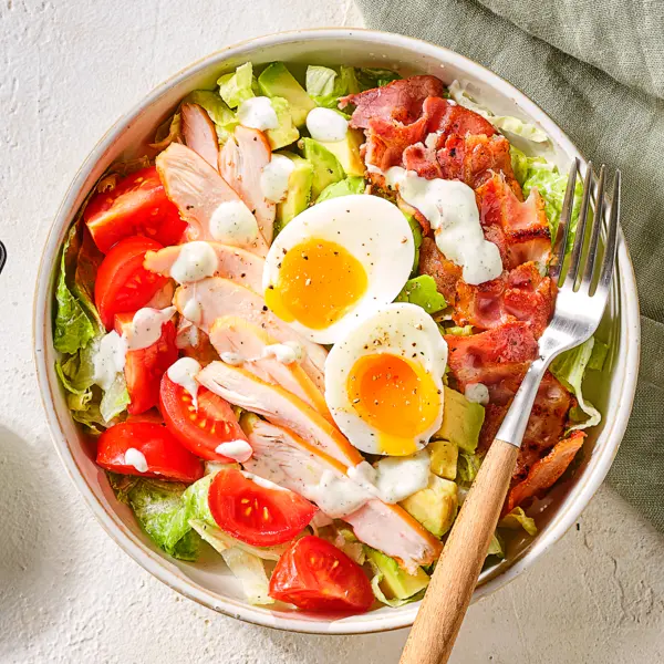 Frischer Salat mit Ranch-Dressing