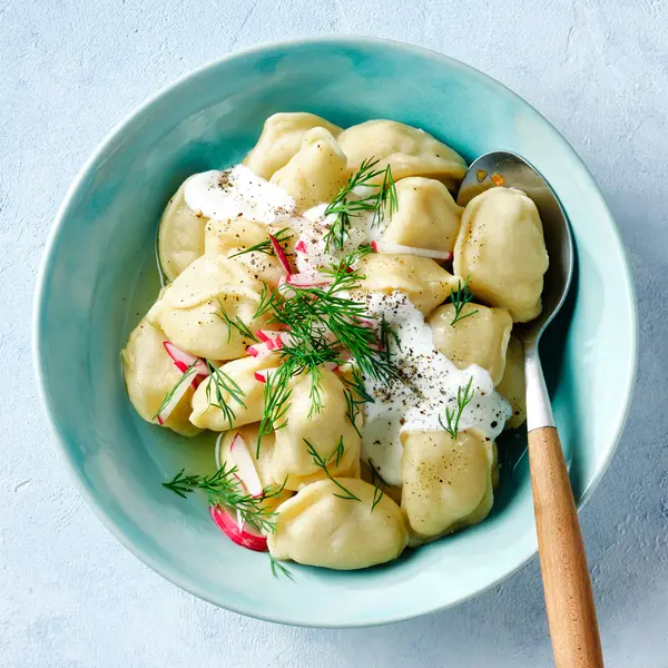 Schnelle Pelmeni mit Dill-Sauerrahm