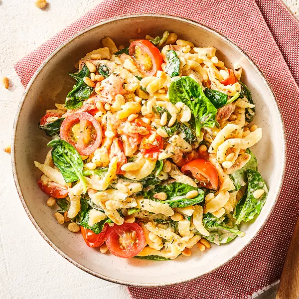 Cremige Spätzlepfanne mit Pinienkernen