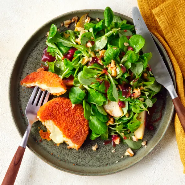 Gebackener Camembert mit Birnen-Walnuss-Salat