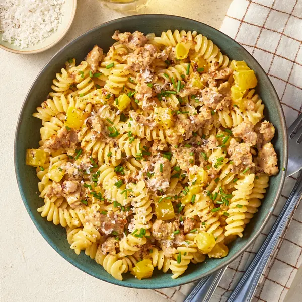 Pasta in Paprikasoße mit Würstchen