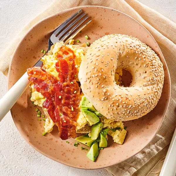Frühstücks-Bagel mit Rührei und Speck