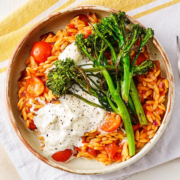 Tomaten-Kritharaki mit geröstetem Broccoli und Burrata