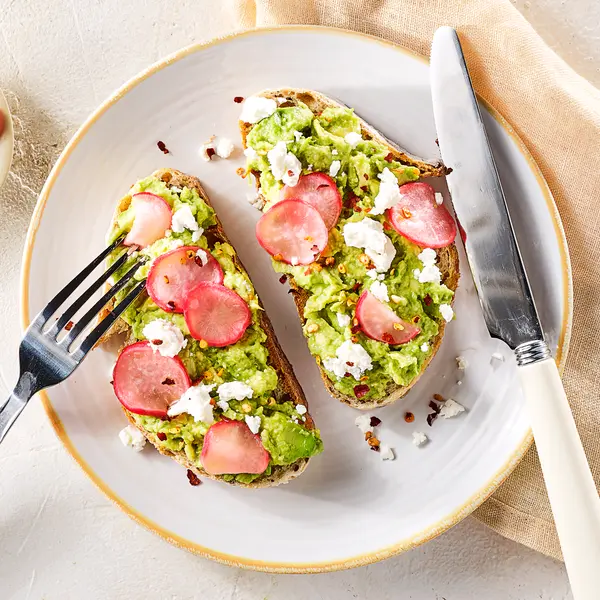 Avocado-Feta-Brot mit Radieschen
