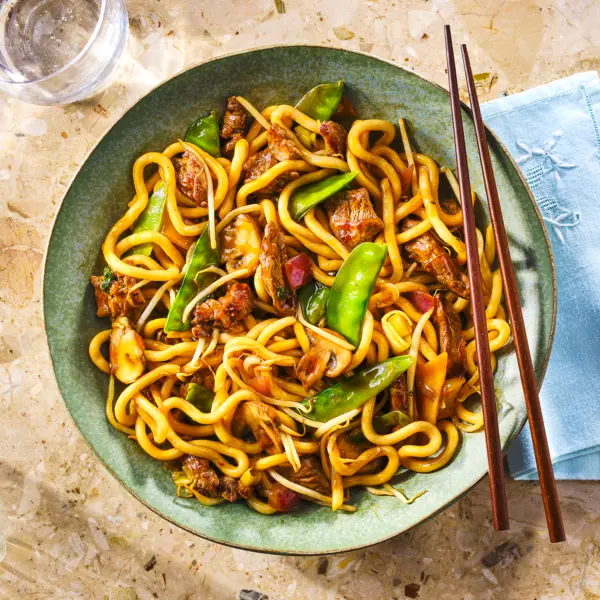 Udon-Nudeln mit Rindfleischstreifen