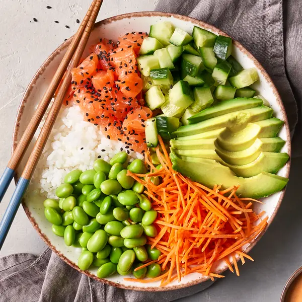 Schnelle Sushi-Bowl mit Sriracha-Mayonnaise