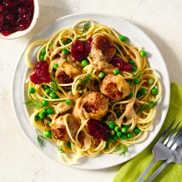 Köttbullar-Pasta mit Erbsen