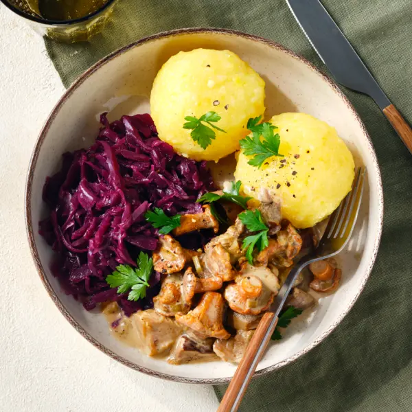 Kartoffelknödel mit Pilz-Rahm-Soße und Rotkohl
