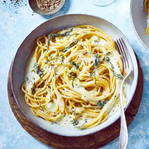 Bärlauch-Käse-Sauce zu Nudeln